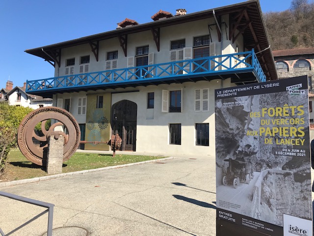 An Immersion in Wallpapers, Art Nouveau and Hydroelectricity